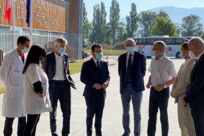 El president de la Generalitat, Pere Aragonès, i el conseller de Salut, Josep Maria Argimon, a l'exterior de l'Hospital de Cerdanya amb directius del centre i l'alcalde de Puigcerdà, Albert Piñeira.