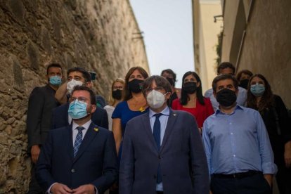 Plana mayor  -  El president de la Generalitat, Pere Aragonès, el vicepresident, Jordi Puigneró, y el secretario general de JxCat, Jordi Sànchez, se desplazaron ayer a L’Alguer para respaldar a Carles Puigdemont. En la imagen, también Laura B ...