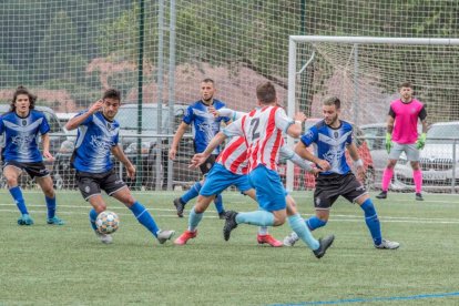 Un jugador del Solsona controla el balón ante dos defensores.