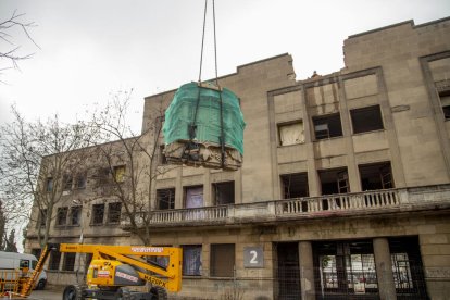 L’escut franquista, ja arrancat de la façana de l’edifici i a punt per ser transportat a l’arxiu.