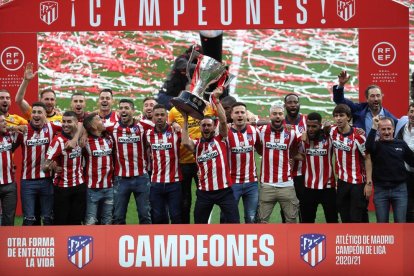 Koke, con la copa en las manos, durante el acto que tuvo lugar ayer en el Wanda Metropolitano.