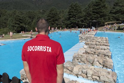 Socorrista de piscines a l’aire lliure i de platges és una feina temporal típica de l’estiu.