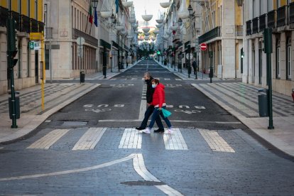 Portugal a un pas de l'alerta roja per l'avenç del virus