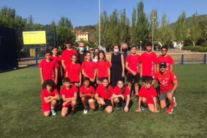 Anna Caula, amb esportistes de l’Escola de Futbol de la Pobla.