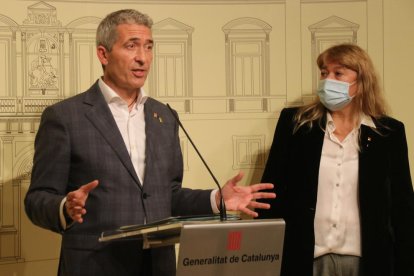 Los consellers Josep Gonzàlez-Cambray y Natàlia Garriga, ayer valorando la decisión del Supremo. 