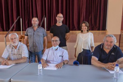 Alcaldes que protesten per falta de tècnics a la Segarra - D’esquerra a dreta, asseguts: Josep Llobet, alcalde de Sant Guim de la Plana; Miquel Àngel Marina, batlle de Massoteres; Josep Maria Calderó, alcalde de les Oluges. Dempeus: Josep Puig ...