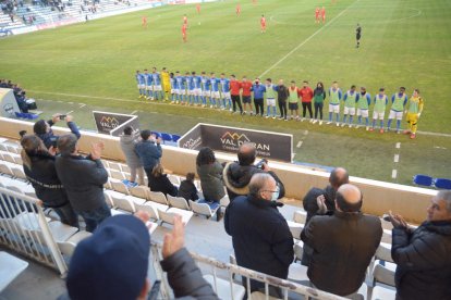 Els jugadors del Lleida es planten davant l’afició, que els aplaudeix abans del partit contra el Terrassa.