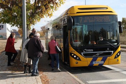 Imatge d’arxiu d’algunes persones pujant a un autobús.