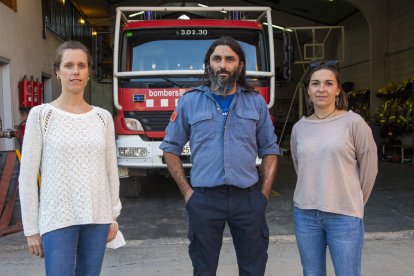 Sara Pastoriza i Míriam Calvet, amb el cap del parc de Bombers d’Agramunt, Ramon Escudé.