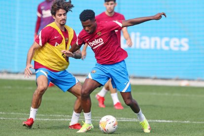 Ansu Fati, ante Álex Collado en el entrenamiento de ayer.