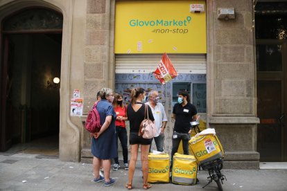 Trabajadores de Glovo, ayer ante la sede de la empresa en Barcelona.