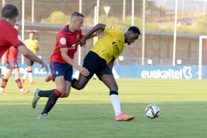 Una acció d’atac del Lleida, durant el partit que va disputar ahir a Tajonar.