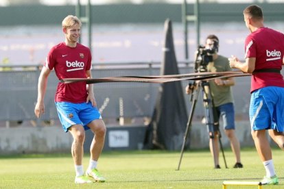 Frenkie de Jong durante el entrenamiento del conjunto azulgrana en la Ciutat Esportiva.