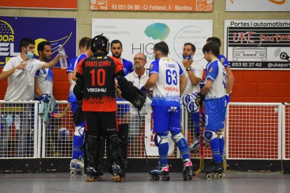 Albert Folguera dona instruccions als jugadors, en un moment del partit d’ahir jugat a Manlleu.