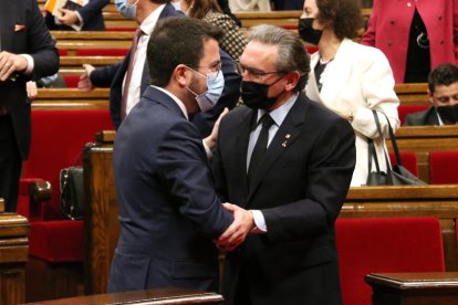 El president, Pere Aragonès, se abraza con el conseller de Economía, Jaume Giró, tras el aval ayer del Parlament a los presupuestos.