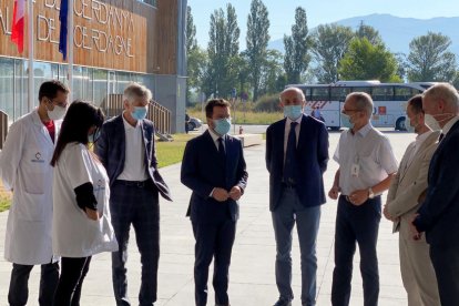 El president Aragonès, con el conseller Argimon, ayer, ante el Hospital de La Cerdanya.