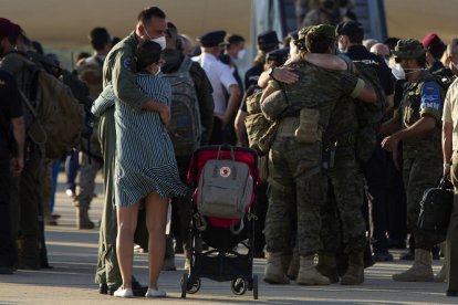 Abraçades a peu de pista entre soldats repatriats i familiars, ahir, a la base de Torrejón de Ardoz.