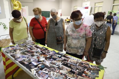 Llívia va exposar ahir fotos antigues a l’acte de commemoració dels cinquanta anys de l’entitat veïnal.