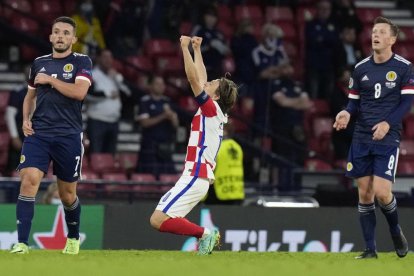 Luka Modric celebra la victòria i la classificació de Croàcia.