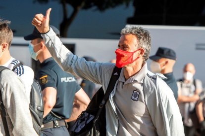 Luis Enrique saluda els aficionats ahir a l’arribar la selecció a l’hotel de Sevilla.