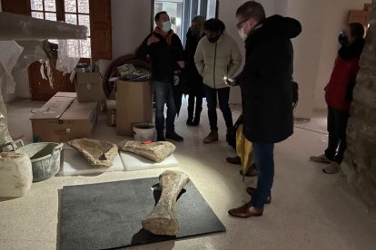 El presidente de la diputación de Lleida, Joan Talarn, visitó los restos de dinosaurio en el Museu Conca Dellà.