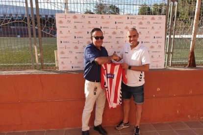 Manel Cazorla, ahir amb el president del Valls, Francesc Martí.