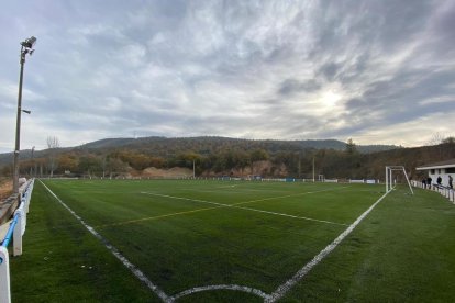 Una vista del remodelat camp del Vilanova de l’Aguda amb la gespa artificial.