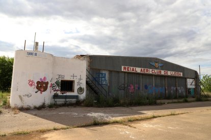 Estado actual de las instalaciones del aeródromo de Alfés, abandonado desde 2015.