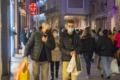 Nadal. El desembre és mes de gran consum i omple l’Eix de Lleida.