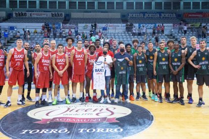 Los jugadores del Baxi Manresa y del Joventut posaron juntos al final del partido, con Ignasi Amor y Albert Aliaga.