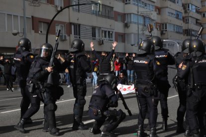 Los manifestantes intentaron bloquear un puente clave de Cádiz.