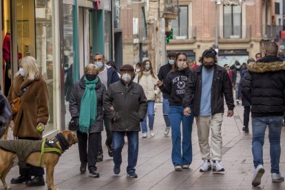 Ciudadanos con mascarilla en una calle de Lleida.