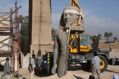 Moment d’aixecar del seu lloc una estàtua recuperada.