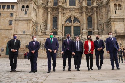 Els vuit presidents regionals posen a la plaça de l’Obradoiro.