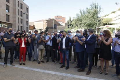 Miquel Serra, en el centro, arropado por vecinos, alcaldes y cargos de ERC ayer en los juzgados. 