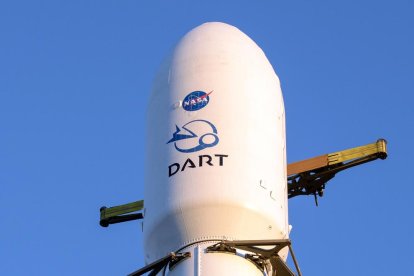 Fotografia cedida a EFE per la NASA on es mostra el coet de SpaceX, Falcon 9, que porta la nau de Prova de Redireccionament de l'Asteroide Doble (DART)