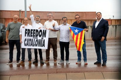 Els set presos independentistes de Lledoners a les portes del centre penitenciari.