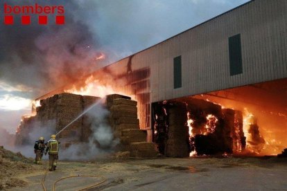 Espectacular incendi de bales de farratge a Vallfogona de Balaguer