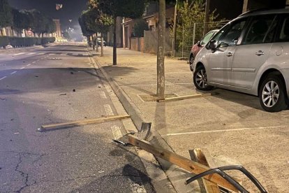 Un cotxe xoca contra un banc arrencat i col·locat enmig d'una avinguda a Corbins