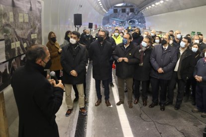 El vicepresidente del Govern, Jordi Puigneró, escuchando con alcaldes y varias autoridades el proceso de las obras del túnel de Tresponts (C-14), inaugurado este miércoles.