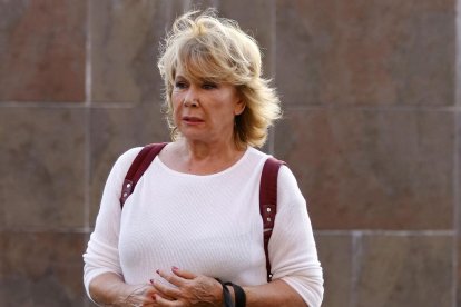 La colaboradora de televisión y escritora Mila Ximénez ha fallecido este miércoles en su casa de Madrid, a los 69 años, víctima de un cáncer de pulmón que le detectaban en junio de 2020, según ha informado la revista 'Lecturas', medio en el que colaboraba.

A mediados de junio del pasado año, a través de una llamada telefónica a 'Sálvame', la colaboradora de televisión desvelaba que le habían detectando un cáncer de pulmón a raíz de unos fuertes dolores de espalda.

Tras un año luchando contra la enfermedad, la colaboradora no ha logrado vencer al cáncer y ha fallecido en su domicilio, rodeada de los suyos. A su lado, su hija Alba Santana y sus tres hermanos, Manolo, Concha y Encarna, que se han convertido en el apoyo de la colaboradora.

También sus compañeros y amigos Raúl Prieto, David Valldeperas, Belén Rodríguez, Jorge Javier Vázquez, Belén Esteban, Terelu Campos se han volcado con Mila, a la que han arropado hasta el último momento.