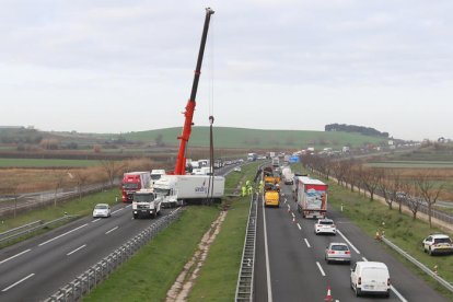 Moment en què la grua retirava el tràiler accidentat.