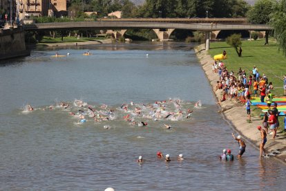 Un moment de la prova de natació ahir a les aigües del Segre, al seu pas per Balaguer.