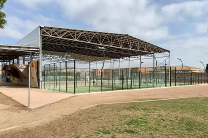 Les pistes de pàdel d’Alpicat i la teulada que ara s’ampliarà.