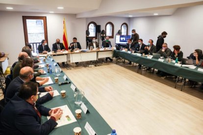 La reunió del consell rector de l'IDAPA celebrada a Organyà i presidida pel vicepresident del Govern, Jordi Puigneró.