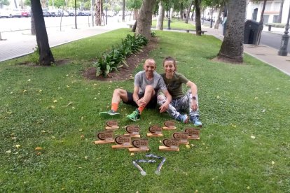 Los dos leridanos posan con los trofeos logrados.