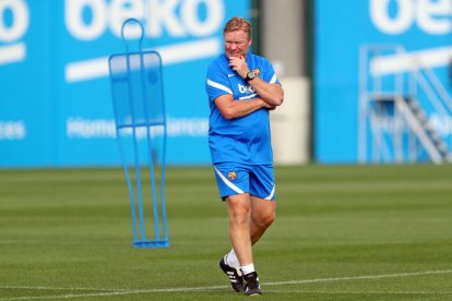 Ronald Koeman ayer durante la sesión de entrenamiento del FC Barcelona.