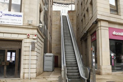 Imagen de las actuales escaleras mecánicas de la plaza Sant Joan, que no funcionan desde hace meses.