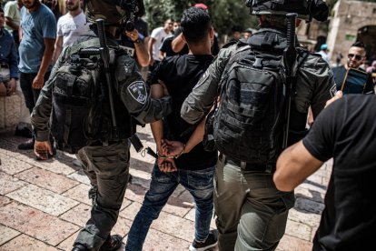 Imatge de detencions de palestins a Jerusalem, divendres.