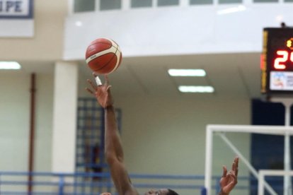 Massine Fall durant el partit de l’Ourense contra el Melilla.